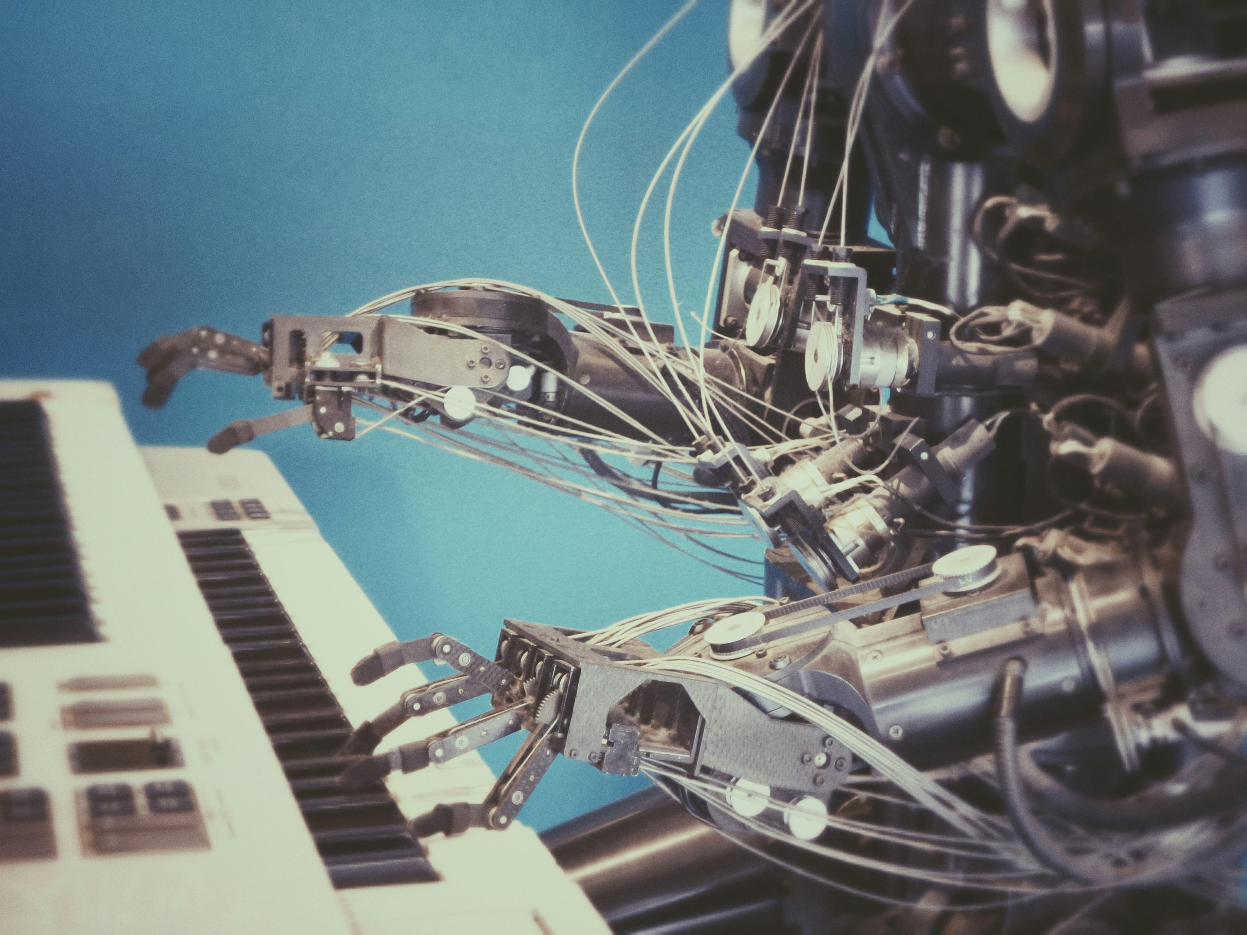 la inteligencia artificial generativa se refiere a sistemas capaces de generar contenido de forma autónoma, como imágenes, música o texto.